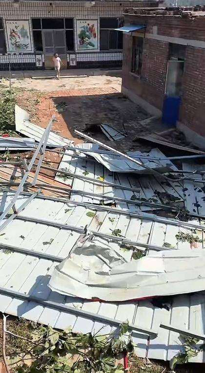 信用网怎么注册_山东德州现雷雨大风天气信用网怎么注册，有居民家中铁棚被掀飞