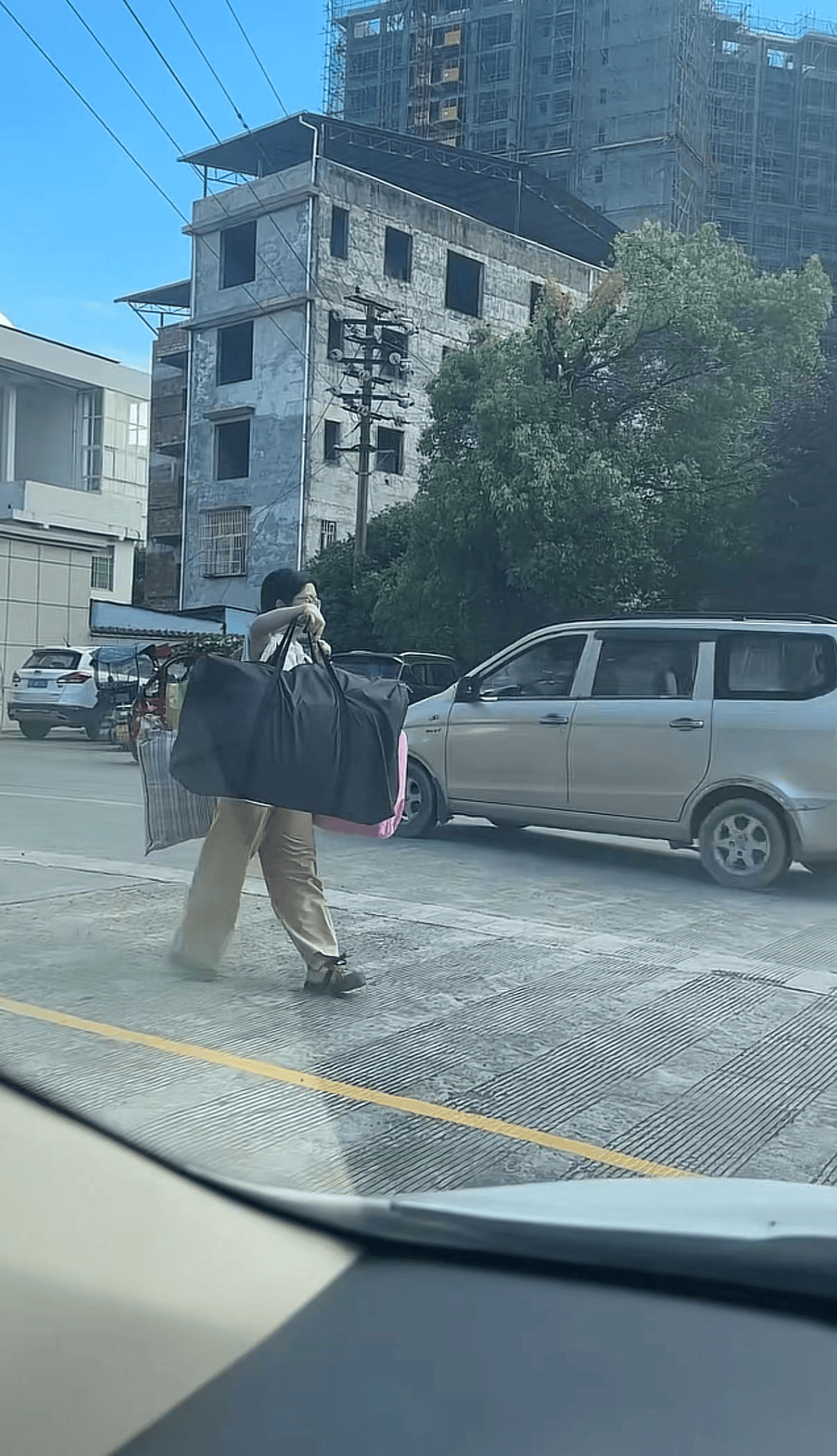 如何代理皇冠信用网_广西一女生高考结束后独自挑行李回家感动全网如何代理皇冠信用网，学校：她很朴实，老师们评价都很高