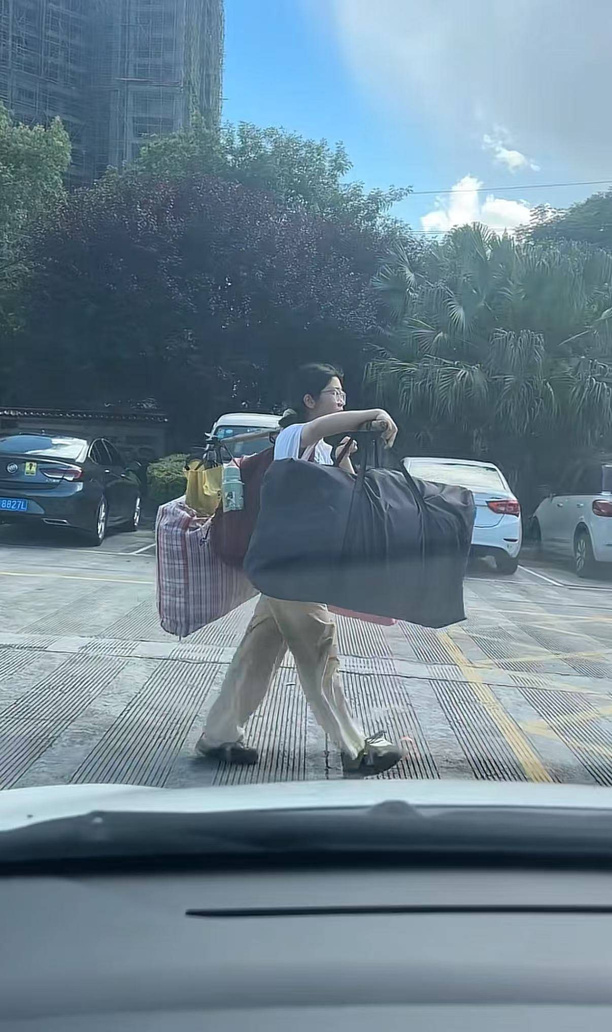 如何代理皇冠信用网_广西一女生高考结束后独自挑行李回家感动全网如何代理皇冠信用网，学校：她很朴实，老师们评价都很高