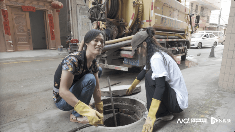 皇冠信用盘开户_00后女生回家陪父亲掏粪皇冠信用盘开户，“干最脏的活，赚最干净的钱”