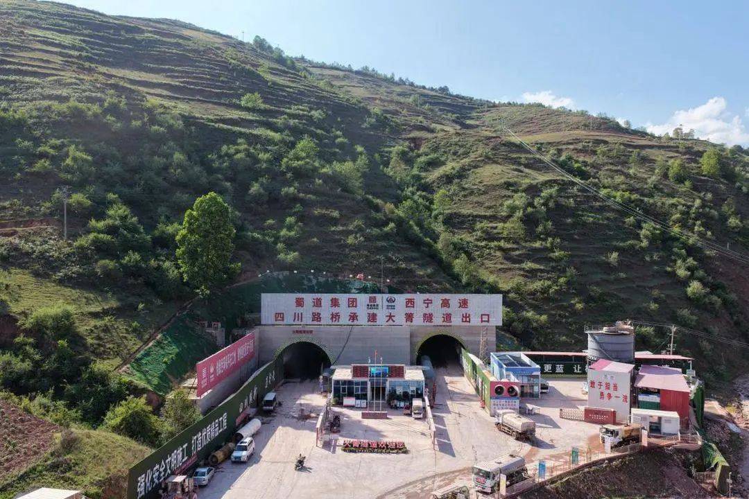 博塔福格RJ足球_进出口相差85层楼高博塔福格RJ足球！四川一座高速公路隧道创世界之最