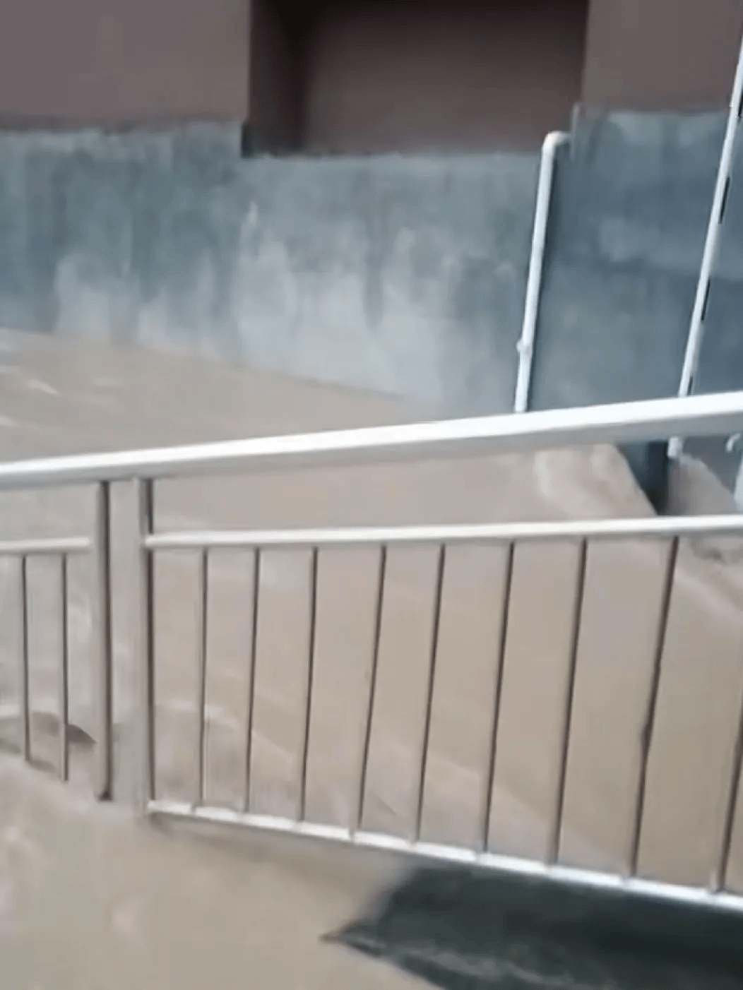 亚冠精英_湖南龙山县遭遇特大暴雨亚冠精英，一小区车库被淹，有业主移车时失联，社区书记：4人失联，正抽水搜救