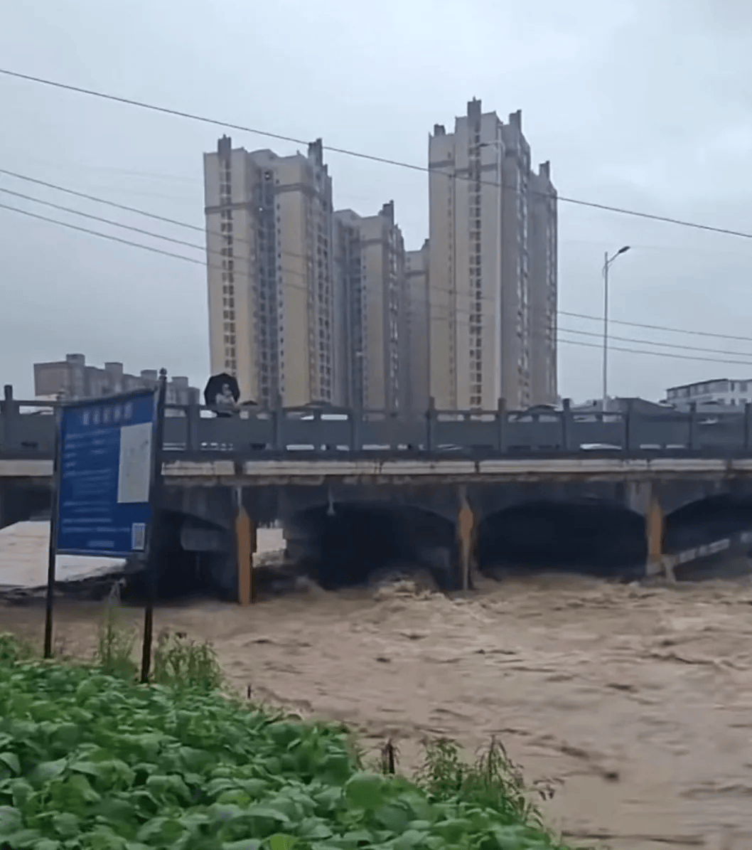 亚冠精英_湖南龙山县遭遇特大暴雨亚冠精英，一小区车库被淹，有业主移车时失联，社区书记：4人失联，正抽水搜救