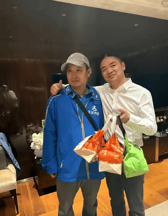 法林明高RJ vs 艾斯柏兰斯_网传京东创始人刘强东视察工作时入住四季酒店法林明高RJ vs 艾斯柏兰斯，点外卖后豪气给了骑手1000元小费！还亲切地搂着骑手合影