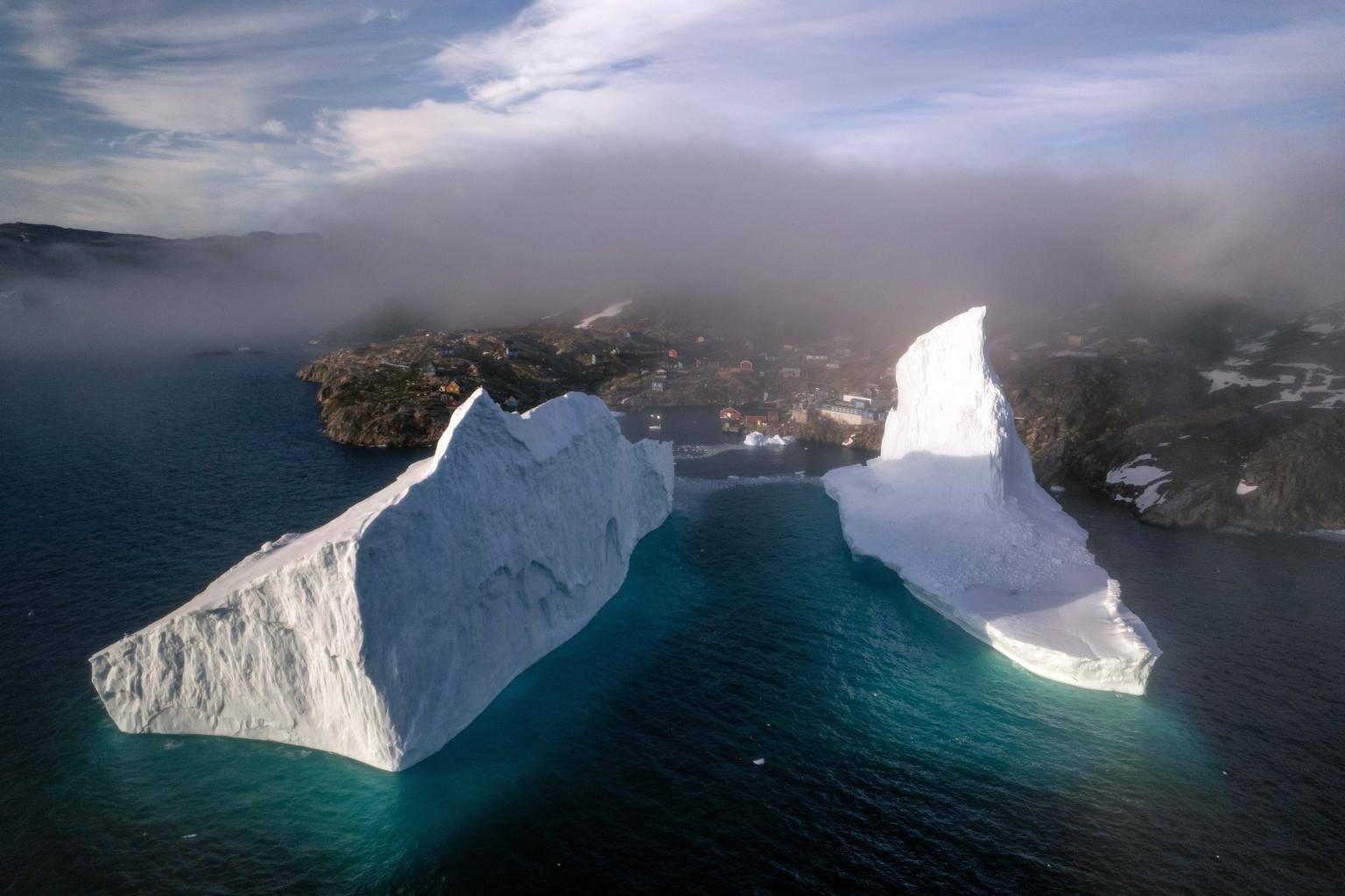 皇冠信用網会员_格陵兰居民懵了：一觉醒来冰山漂到家门口 当地警告：别太靠近皇冠信用網会员！别扎堆去商店