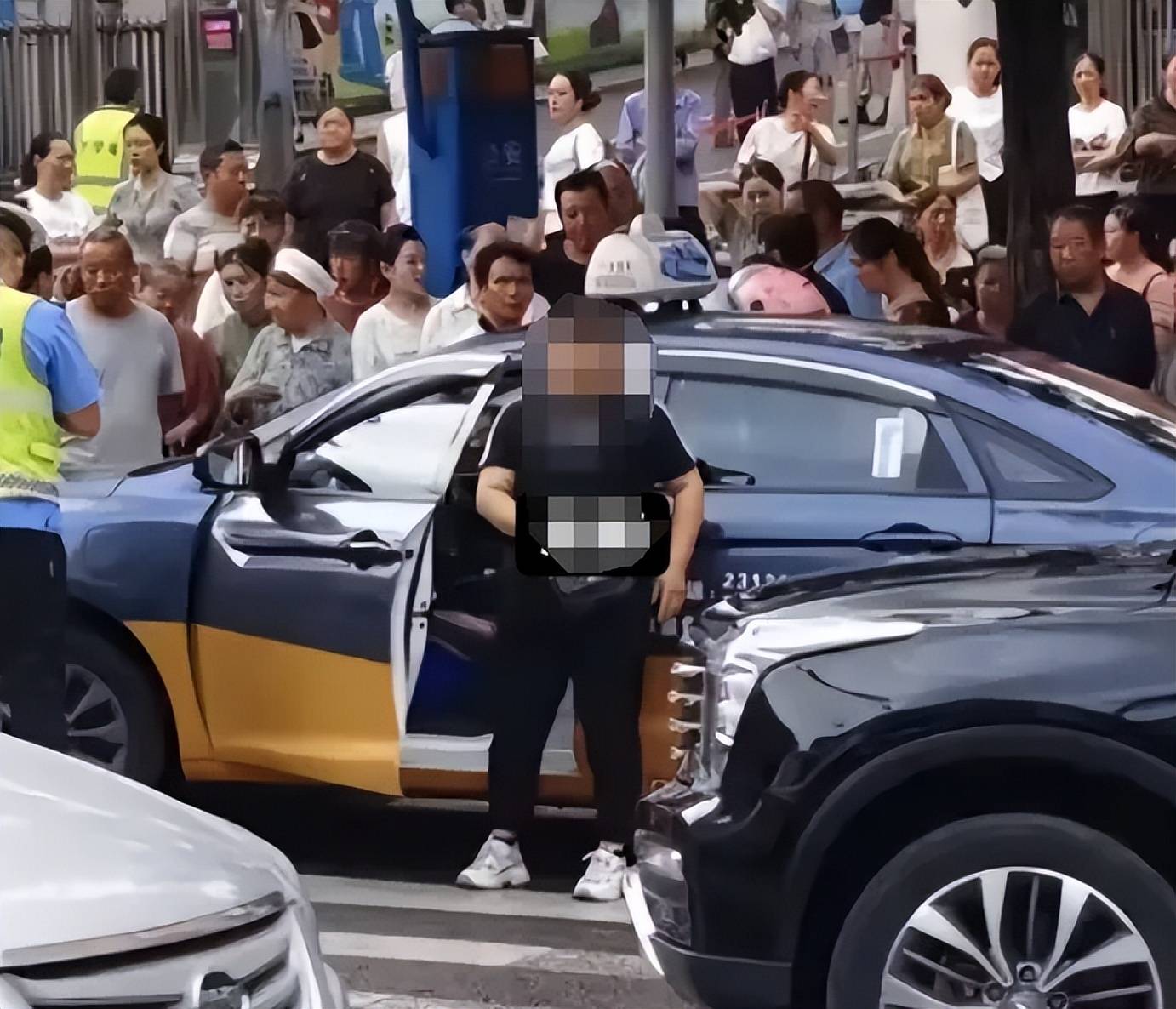 皇冠信用網怎么申请_警方通报“贵州8岁女童过斑马线被出租车撞倒身亡”:46岁女子被刑拘皇冠信用網怎么申请,不存在二次碾压