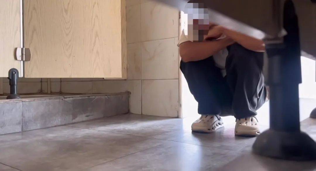 皇冠信用盘代理注册_河南一女子在公厕被流浪汉偷窥皇冠信用盘代理注册，当事人称已解决，当地回应：系精神病患者
