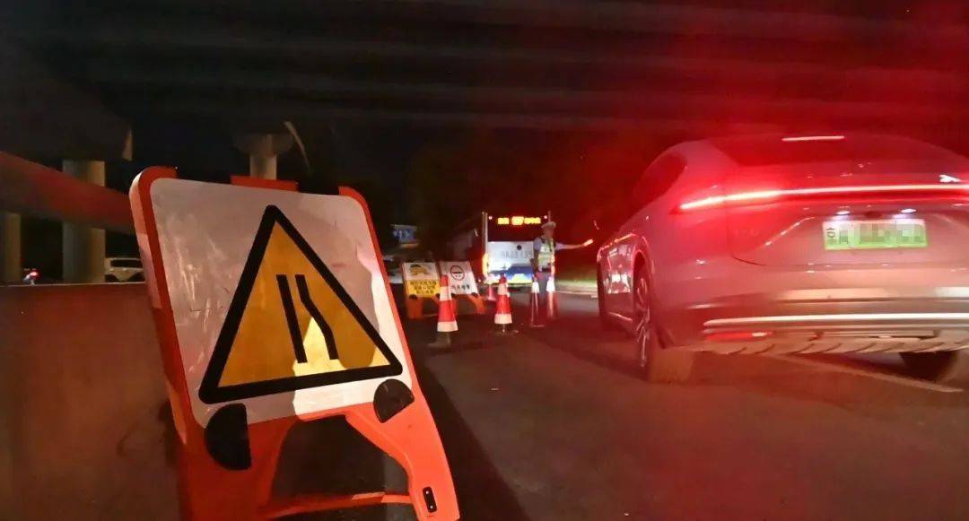 皇冠信用网登2代理_边骑车边喝啤酒解暑？北京交警：1438人“醉”上加罚皇冠信用网登2代理！