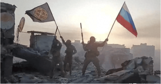 皇冠信用网如何注册_俄军40次冲锋攻入红军城！乌民众千人抗议逼宫皇冠信用网如何注册，泽连斯基要下台？