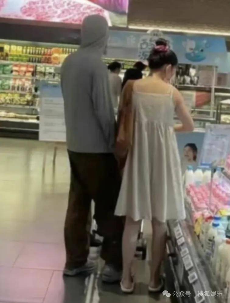 皇冠信用开号
_离婚三年又被拍到亲密逛超市皇冠信用开号
,他俩这是纯带娃还是真复合了?