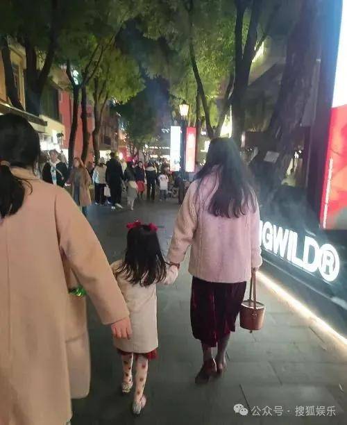 皇冠信用开号
_离婚三年又被拍到亲密逛超市皇冠信用开号
,他俩这是纯带娃还是真复合了?