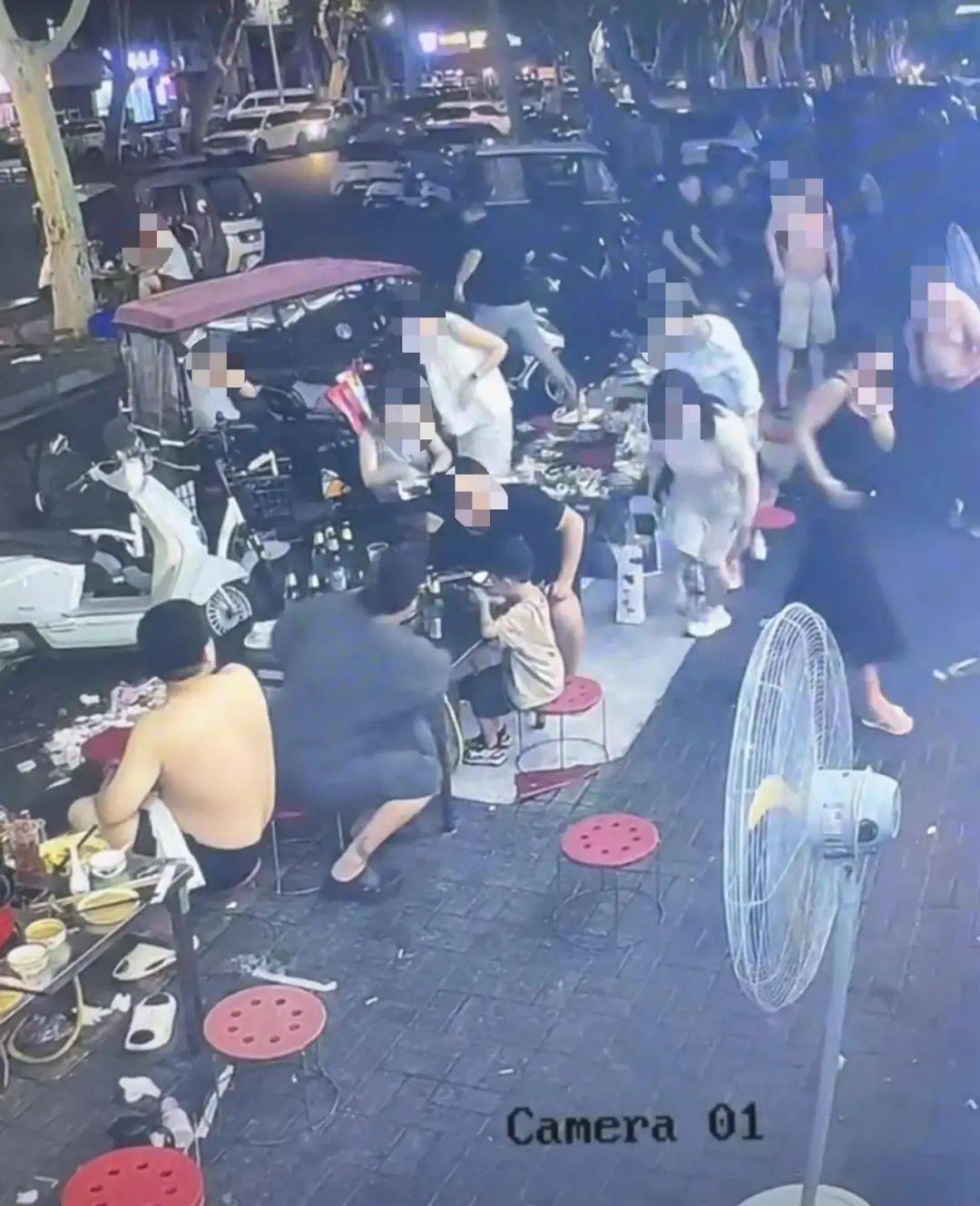 皇冠信用平台出租出售
_多人烧烤店外用餐遭楼上住户泼洒不明液体皇冠信用平台出租出售
,警方介入