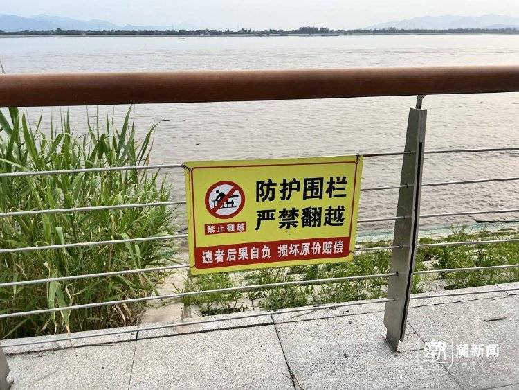 足球外围买球网站
_杭州4人下江堤被潮水卷走足球外围买球网站
,路人狂喊“抓树枝”,网友拍下惊险一幕