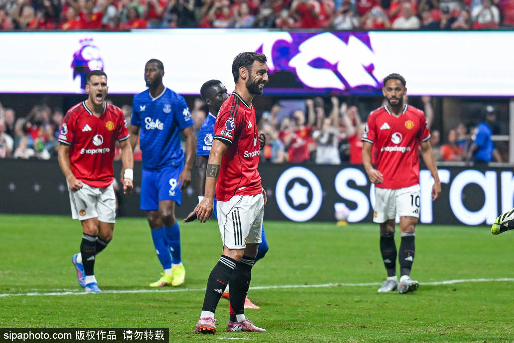 皇冠信用盘最高占成_B费罚点前撞到裁判后摊手+赛后抱怨皇冠信用盘最高占成，但裁判并未看见B费&amp;只是意外