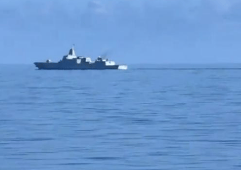 皇冠信用网登0_中美海军正面交锋？中国海军055大驱与美航母编队狭路相逢皇冠信用网登0，双方都进入舰炮打击范围