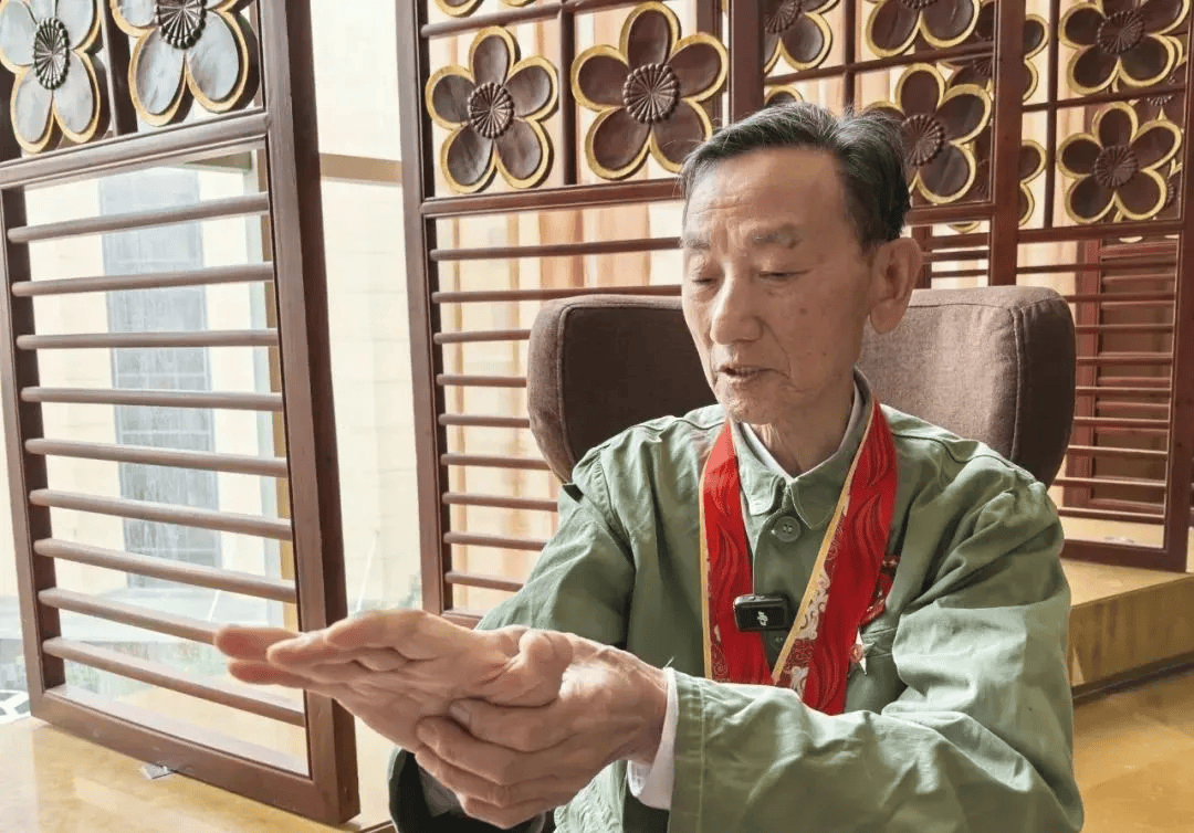 皇冠登一登二登三区别_“老先生皇冠登一登二登三区别，您把项链取下来再做CT”