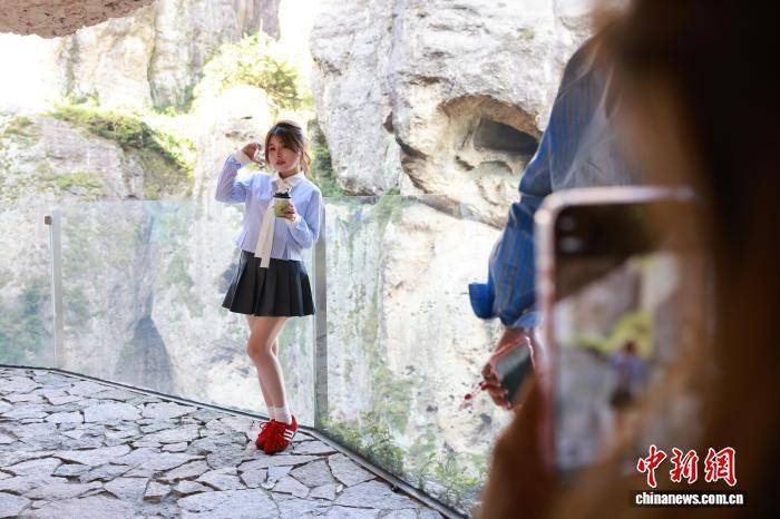 皇冠信用網怎么开账号_浙江温州乐清雁荡山:悬崖咖啡助力传统景区焕新出圈