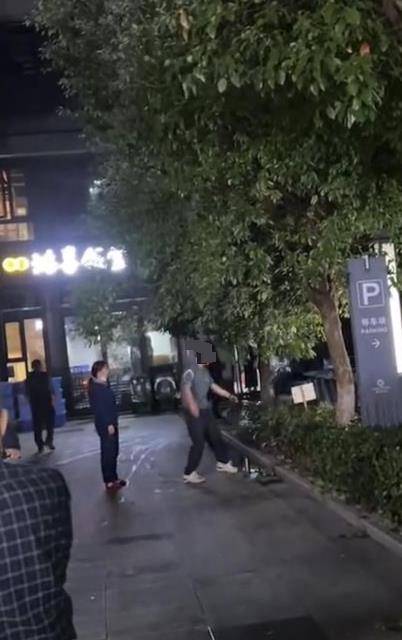 皇冠信用庄家
_警方回应“拴绳大狗惨遭柯基主人砸酒瓶爆头”:已立案皇冠信用庄家
,被打狗狗正在抢救