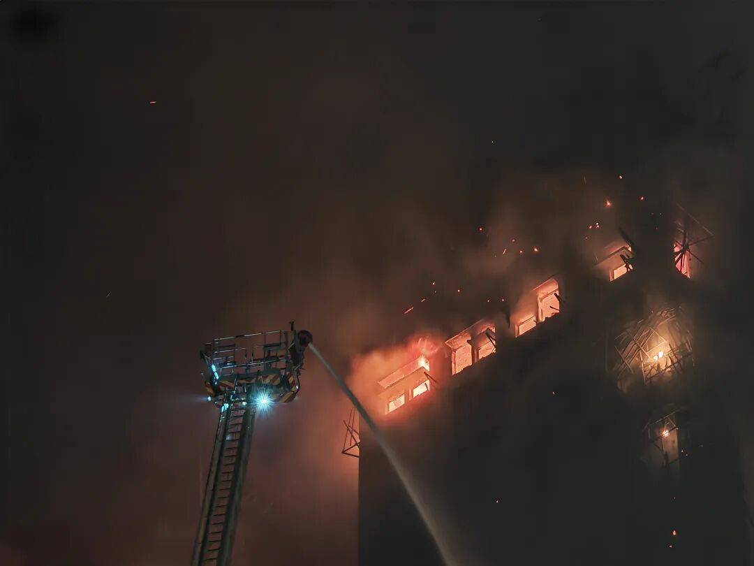 皇冠信用盘最高占成
_香港大埔火灾已造成44人遇难!3人以涉嫌误杀罪被拘捕皇冠信用盘最高占成
,警方:不排除发泡胶是火势迅速蔓延原因;大埔区多所学校停课,临时庇护中心开放