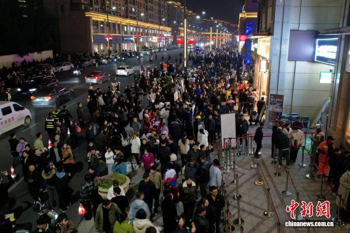 英格兰联赛_安徽广德“三件套”出圈 江浙等地游客排队打卡