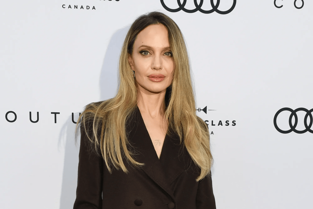 皇冠信用网开户
_安吉丽娜·朱莉公开乳腺手术疤痕