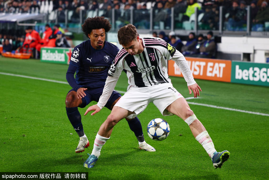 皇冠皇冠代理平台
_尤文图斯换人风波:斯帕莱蒂与洛卡特利的短暂交流背后的战术考量