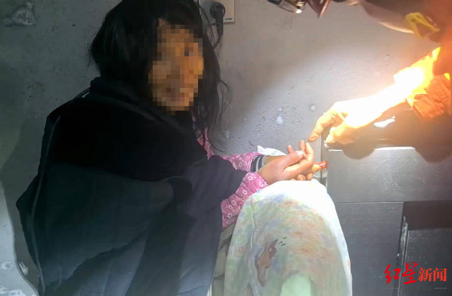 皇冠信用网如何代理_被困家中三天的独居农村聋哑老人皇冠信用网如何代理,和她背后的照护难题丨在场