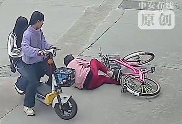 皇冠网
_老太太骑车摔倒皇冠网
,初中女生路过好心扶起,被索赔22万!其母称已产生心理阴影