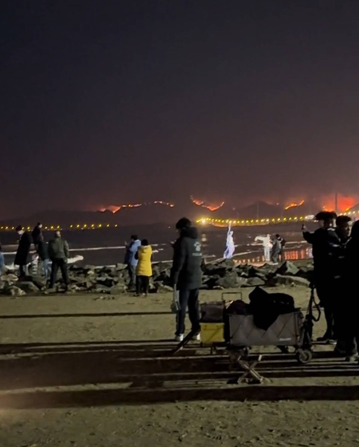 皇冠电话多少_威海西霞口突发山火皇冠电话多少，一动物园紧急闭园，应急局称火已被扑灭，当地：动物未受影响，23日恢复开园