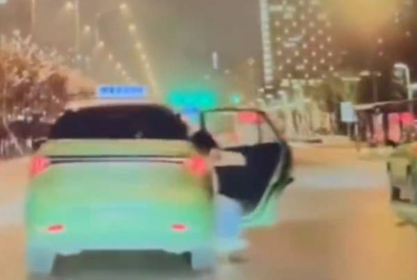 世界杯登1登2登3 _“女子从行驶出租车跳下”世界杯登1登2登3 ，警方通报