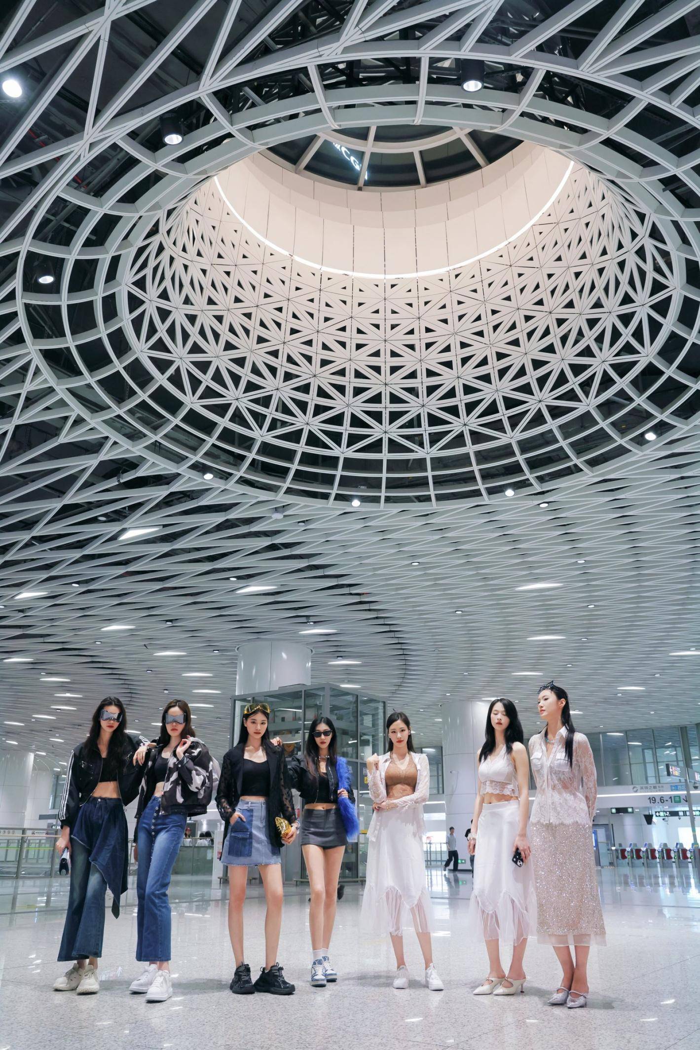 皇冠信用网注册_没看出来皇冠信用网注册！她们穿的竟然是内衣！地铁站里的这场快闪太敢了