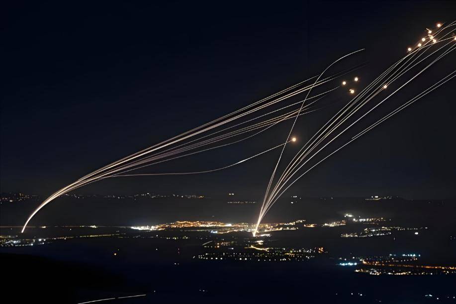 皇冠信用最新地址_美军一架F18大黄蜂战机皇冠信用最新地址，刚飞临伊朗东南沿海就被击中，白宫意识到大国出手了！