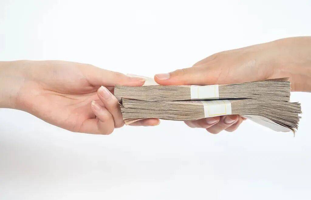 皇冠信用盘在线申请
_九旬老人将900多万元积蓄交给儿子皇冠信用盘在线申请
,发现钱被花了后起诉要求归还,法院怎么判?