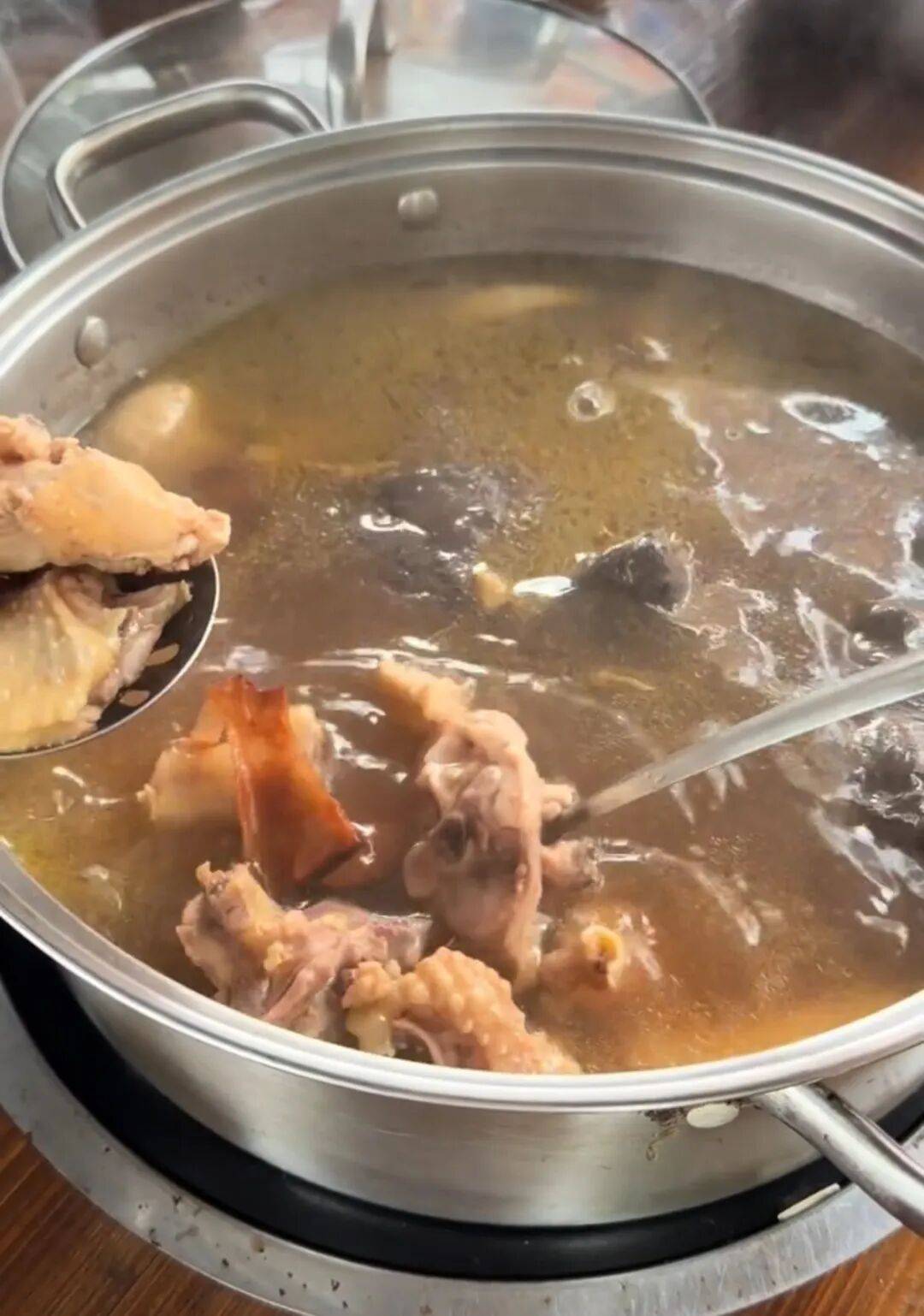 出租正规外围足彩app
_“我准备倒闭了!”广东爆火鸡煲店老板再发声:你们去隔壁吧出租正规外围足彩app
,我这是冰冻鸡,别来了;儿子:家里有养鸡场,最多还能撑一到两个月