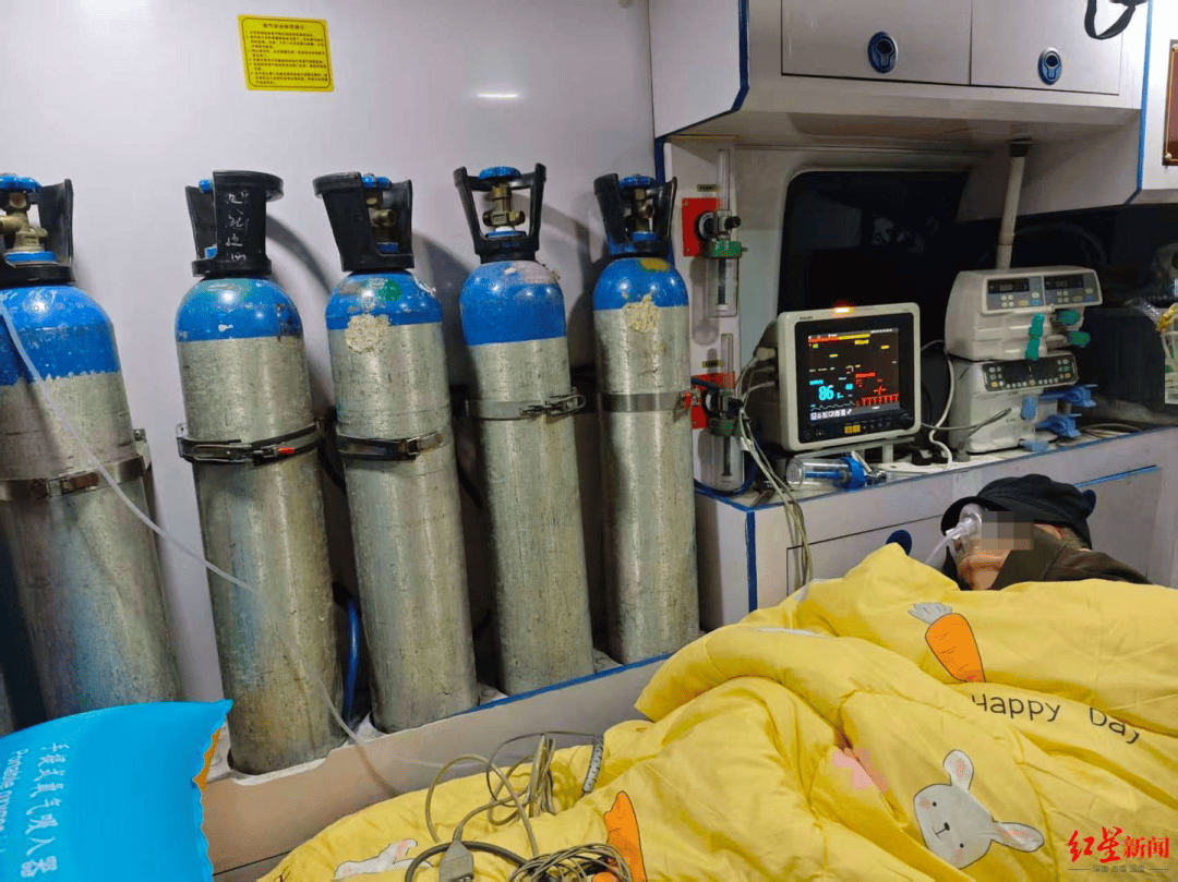 世界杯真钱开户 _男子在陕西一景区套圈套中鹦鹉带回家饲养世界杯真钱开户 ，鹦鹉死后父亲感染“鹦鹉热”，“整个肺部全白了”；医生：潜伏期5至14天，早期表现类似流感