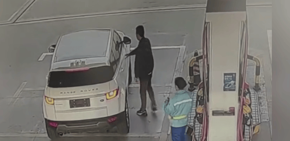 新2网址_男子驾驶路虎车加油后逃单？工作人员：加了500元新2网址！只能自掏腰包补上......