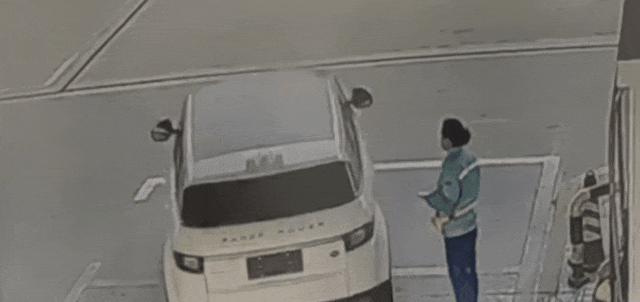 新2网址_男子驾驶路虎车加油后逃单？工作人员：加了500元新2网址！只能自掏腰包补上......