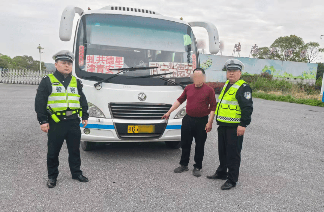 足球受让盘 _“车厢内拥挤不堪足球受让盘 ，部分无座乘客相互‘挤’在角落板凳上”，江西一19座客车载35人严重超载，司机涉嫌危险驾驶罪，被警方依法刑事拘留