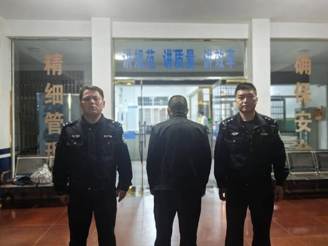 足球受让盘 _“车厢内拥挤不堪足球受让盘 ，部分无座乘客相互‘挤’在角落板凳上”，江西一19座客车载35人严重超载，司机涉嫌危险驾驶罪，被警方依法刑事拘留