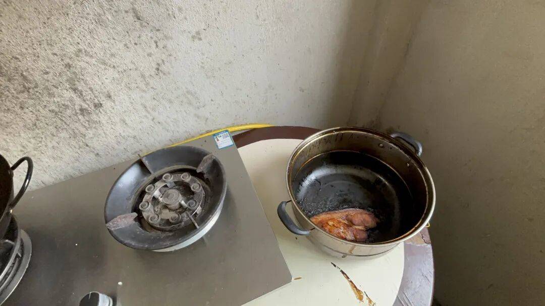 足球信用盘登3网址
_宁波一男子炖肉后回房熟睡足球信用盘登3网址
,被叫醒时惊讶地发现床边围满消防员!因锅底烧穿浓烟弥漫楼道,邻居报警