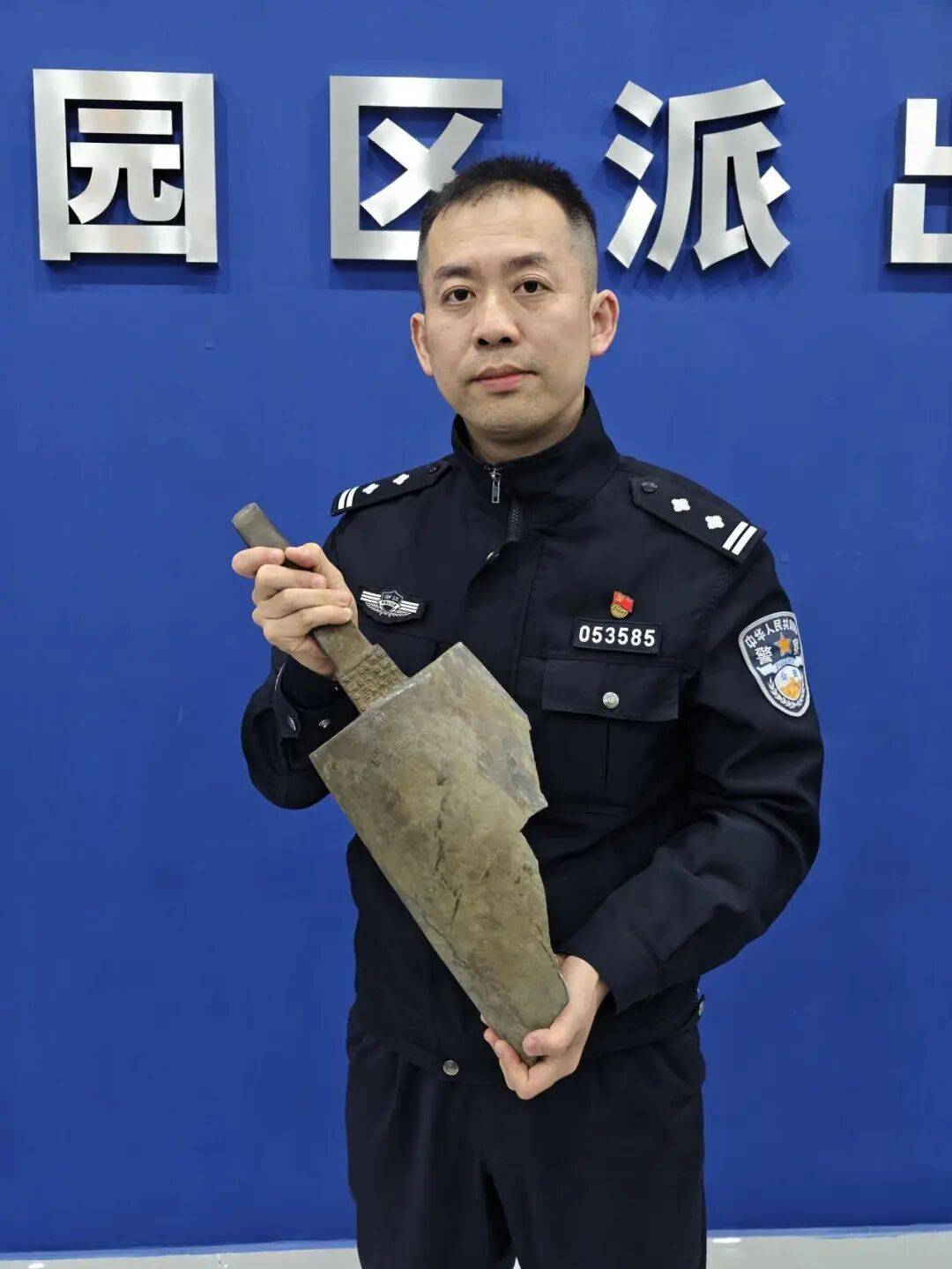 足球信用网注册
_老夫妻收废品足球信用网注册
,在河边捡到奇特“铁疙瘩”,果断上交!民警一查:竟是千年宝贝