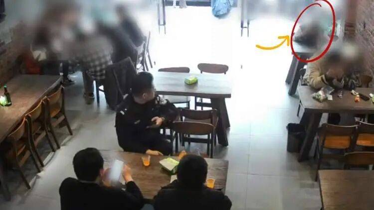 皇冠代理管理端
_上海民警在餐馆吃饭皇冠代理管理端
,发现邻座女子不对劲…当场抓住,果然是在逃嫌疑犯!