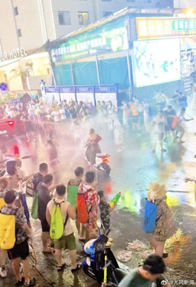 皇冠信用网登1_西双版纳泼水节2女子遭多人高压水枪喷射皇冠信用网登1，拒绝仍被“围攻”，文旅局工作人员：将记录上报
