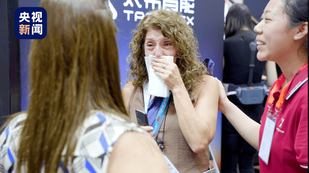 皇冠ag mos066_广交会暖心一幕！中国机器人皇冠ag mos066，帮外国友人重新站立行走