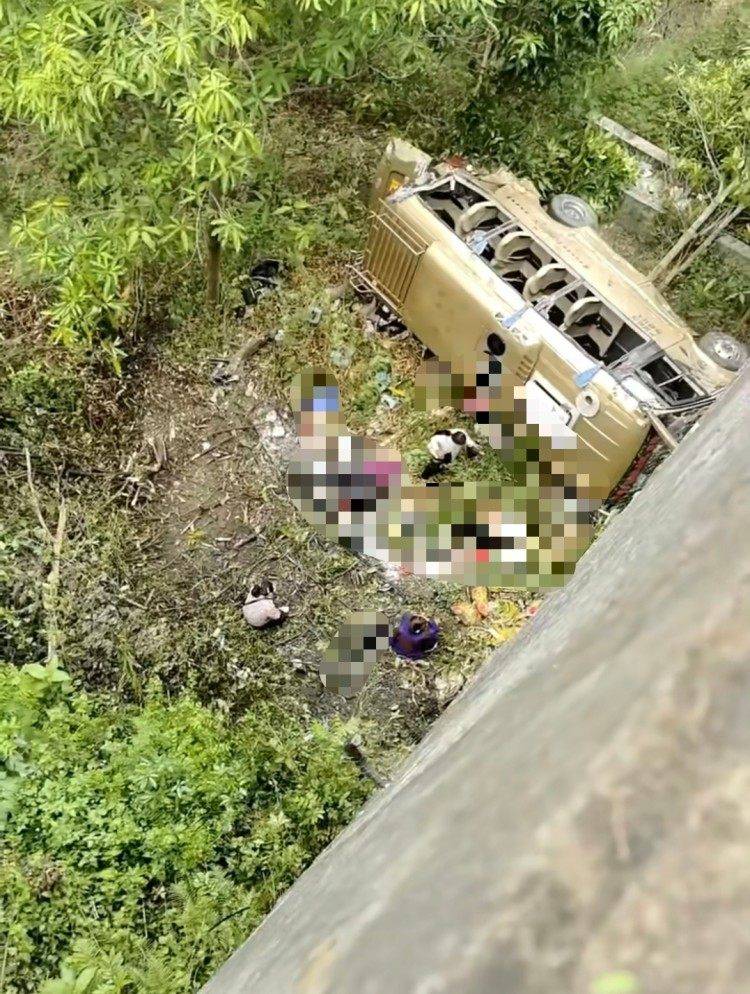 足球盘口哪里买_云南元阳客运班车侧翻事故致7死12伤足球盘口哪里买，当地村民：40岁左右司机是当地人