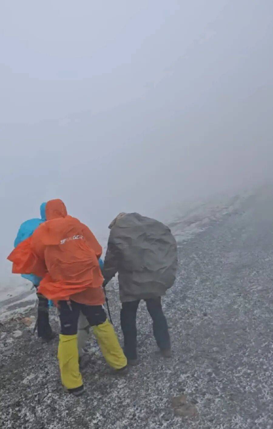 皇冠信用网登_五台山5月突发降雪！狂风裹着雪粒皇冠信用网登，驴友抱团搀扶行走，亲历者称“差点失温”；当地：仍有人想上山，已设6个卡口劝返