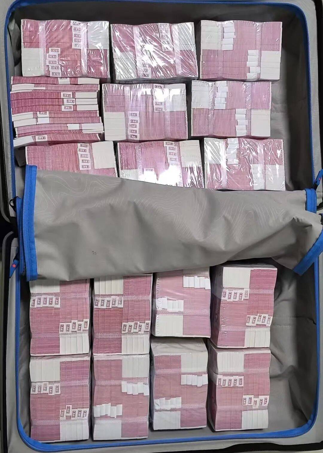 皇冠ag hga026_湖南一8旬老人扛170万现金去存钱皇冠ag hga026，柜员清点查验发现全是练功券，无一张真币，警方仅用5小时成功破案，犯罪嫌疑人已被刑拘