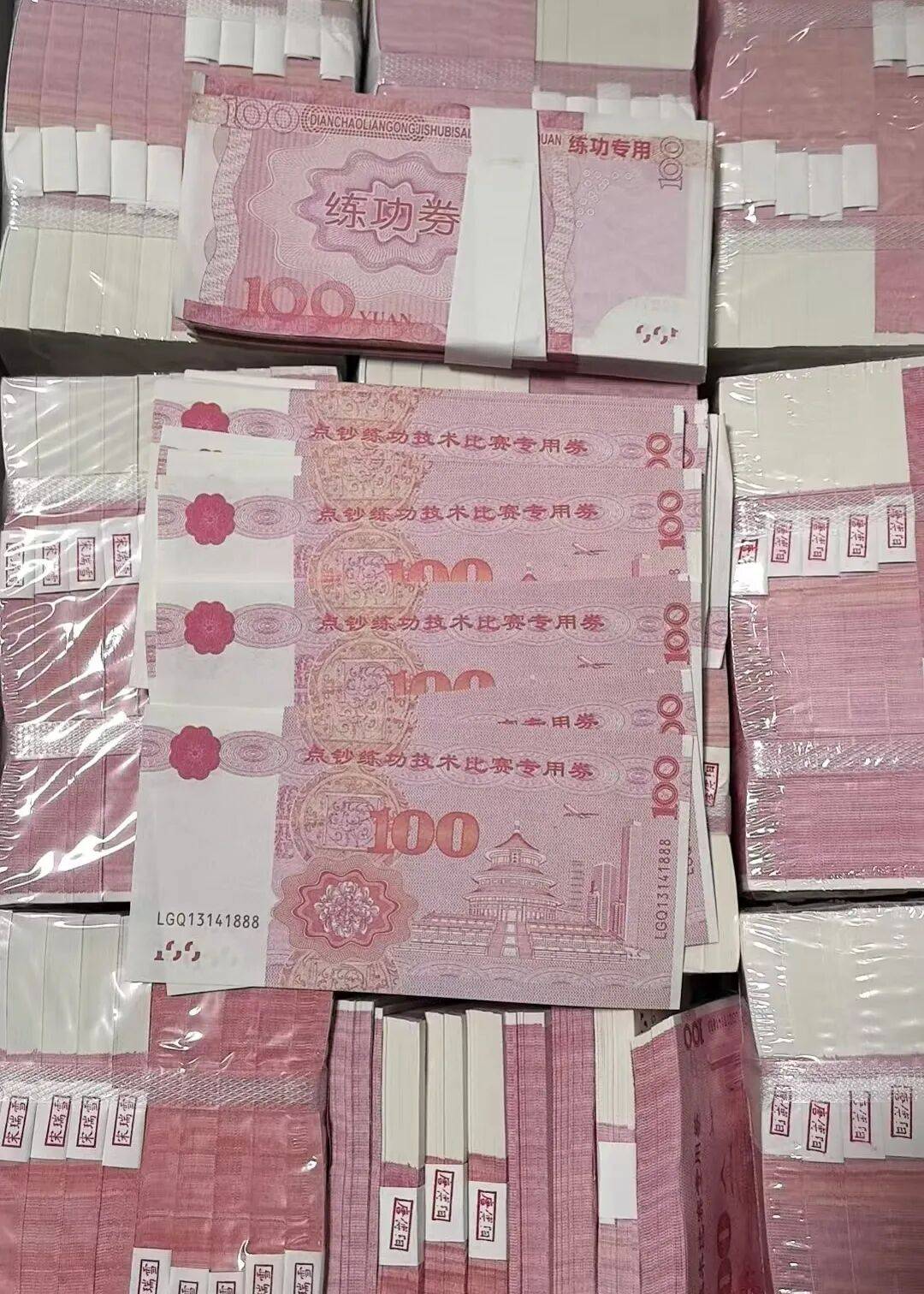 皇冠ag hga026_湖南一8旬老人扛170万现金去存钱皇冠ag hga026，柜员清点查验发现全是练功券，无一张真币，警方仅用5小时成功破案，犯罪嫌疑人已被刑拘