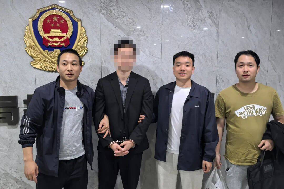 皇冠ag hga026_湖南一8旬老人扛170万现金去存钱皇冠ag hga026，柜员清点查验发现全是练功券，无一张真币，警方仅用5小时成功破案，犯罪嫌疑人已被刑拘