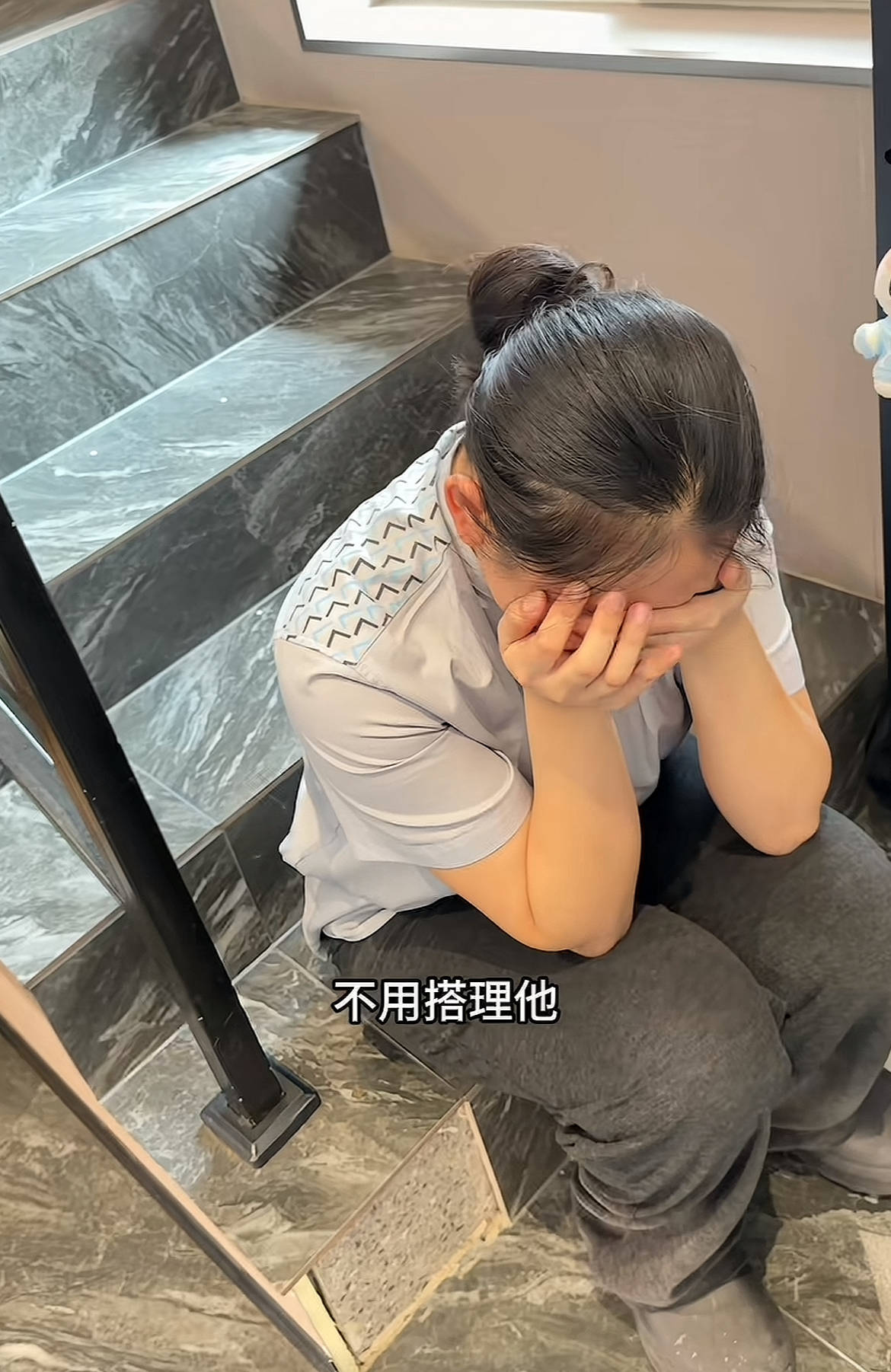 世界杯信用网_瑞幸女店员被上一个顾客骂哭世界杯信用网，又被下一个客人送草莓安慰，“她绷不住，激动哭了”